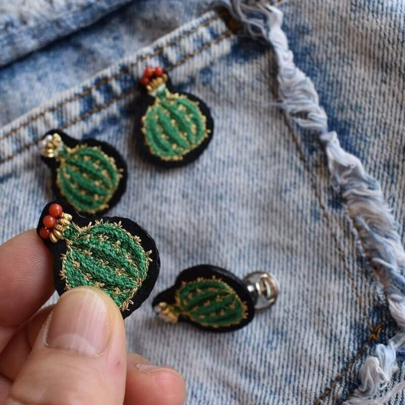 サボテン［王冠］刺繍のピンブローチ 3枚目の画像