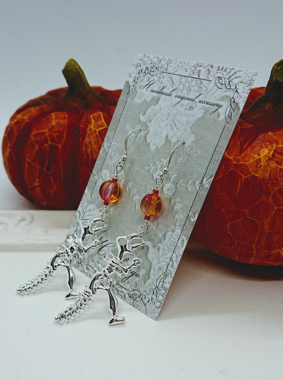 ハロウィンかぼちゃの恐竜スケルトンピアス 1枚目の画像