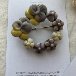 kisaragibuta様の専用 陶器 パンジーと黄色の花の小さな繋ぎのブローチ 2枚目の画像