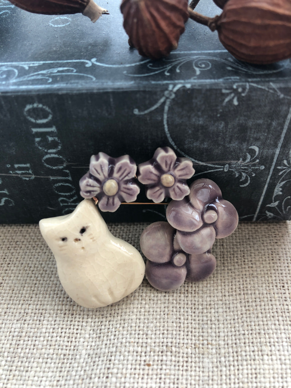 陶器　小さな繋ぎのブローチ　猫と紫の花 2枚目の画像