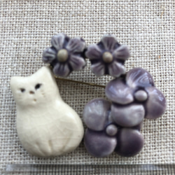 陶器　小さな繋ぎのブローチ　猫と紫の花 3枚目の画像