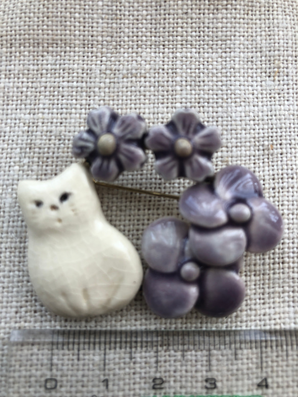 陶器　小さな繋ぎのブローチ　猫と紫の花 3枚目の画像
