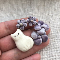 陶器　小さな繋ぎのブローチ　猫と紫の花 6枚目の画像