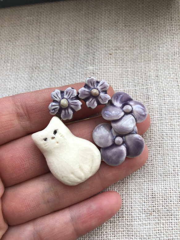 陶器　小さな繋ぎのブローチ　猫と紫の花 6枚目の画像