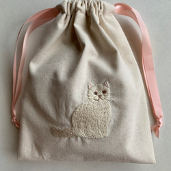 【受注生産】白猫刺繍巾着  生成り 1枚目の画像