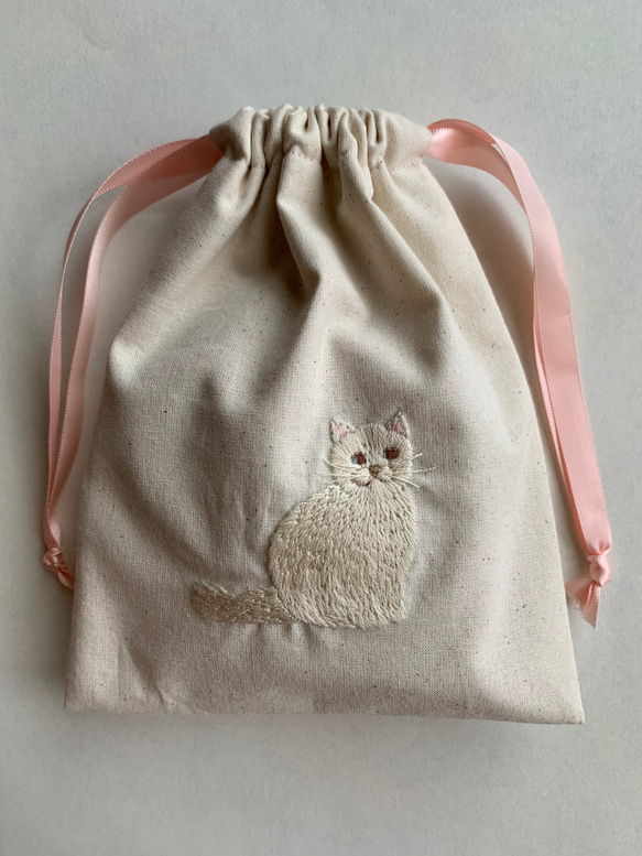 【受注生産】白猫刺繍巾着  生成り 1枚目の画像