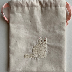 【受注生産】白猫刺繍巾着  生成り 2枚目の画像