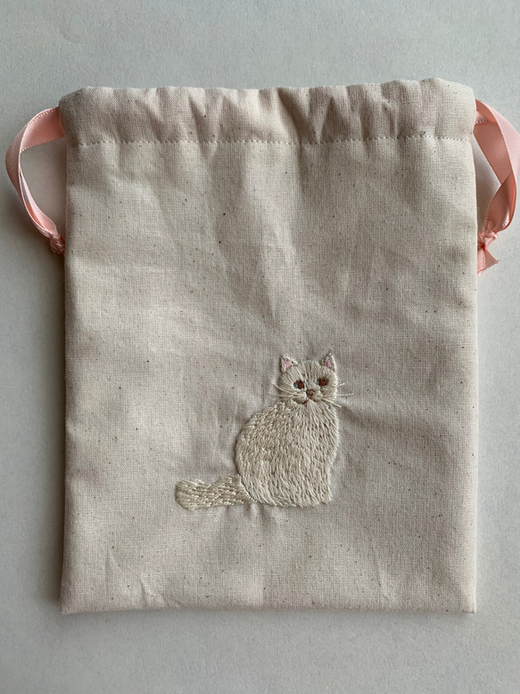 【受注生産】白猫刺繍巾着  生成り 2枚目の画像