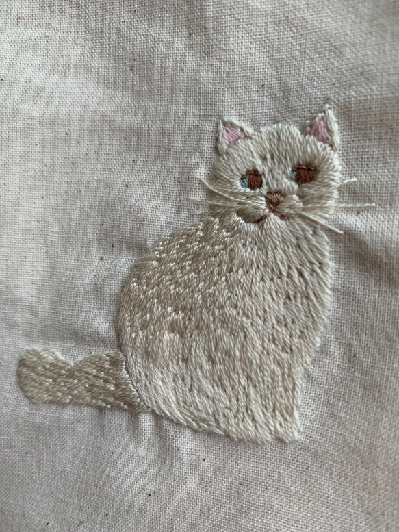 【受注生産】白猫刺繍巾着  生成り 4枚目の画像