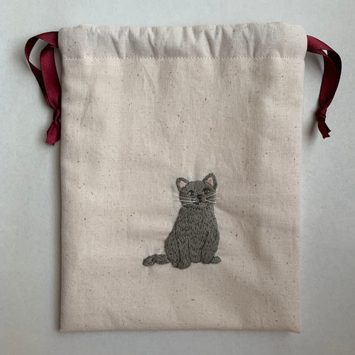 受注生産】グレー猫刺繍巾着 生成り 巾着袋 zako_embroidery 通販