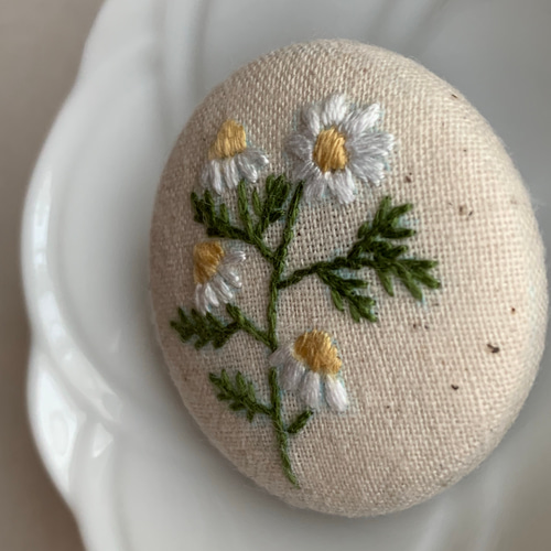 no.33 お花刺繍ブローチ 生成り×カモミール ブローチ zako_embroidery