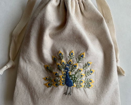 ヌビ生地♡刺繍巾着バック/生成り×合皮 りんご狩り 名入れ】くま 刺繍巾着袋 | Luce original