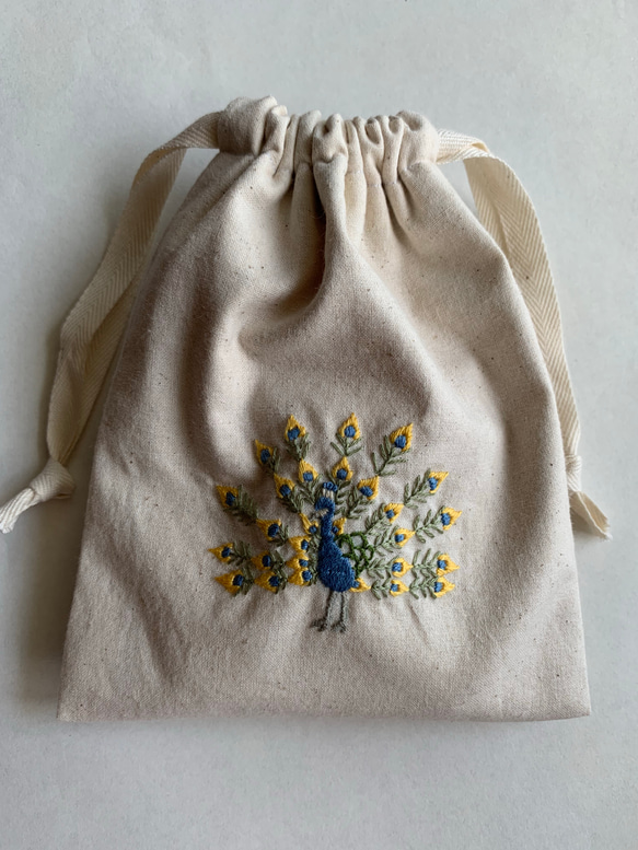 ヌビ生地♡刺繍巾着バック/生成り×合皮 りんご狩り no.38 孔雀刺繍巾着 生成り 巾着袋 zako_embroidery 通販