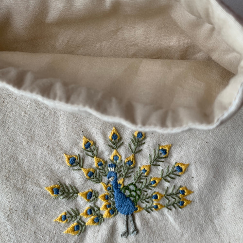 ヌビ生地♡刺繍巾着バック/生成り×合皮 りんご狩り no.38 孔雀刺繍巾着 生成り 巾着袋 zako_embroidery 通販