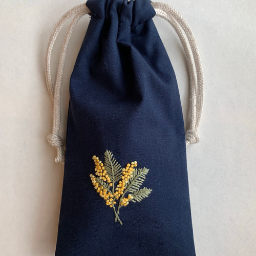 no.53 花刺繍縦長ミニ巾着 ミモザ×ネイビー 巾着袋 zako_embroidery