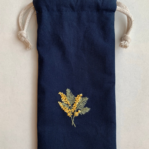 no.53 花刺繍縦長ミニ巾着 ミモザ×ネイビー 巾着袋 zako_embroidery