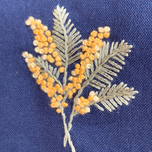 no.53 花刺繍縦長ミニ巾着 ミモザ×ネイビー 巾着袋 zako_embroidery