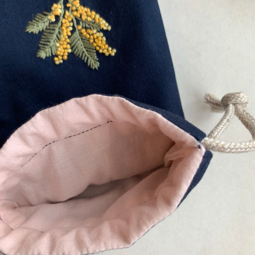 no.53 花刺繍縦長ミニ巾着 ミモザ×ネイビー 巾着袋 zako_embroidery