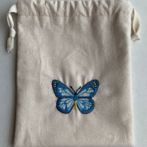 no.59 蝶々刺繍巾着 青い蝶々×生成り 巾着袋 zako_embroidery