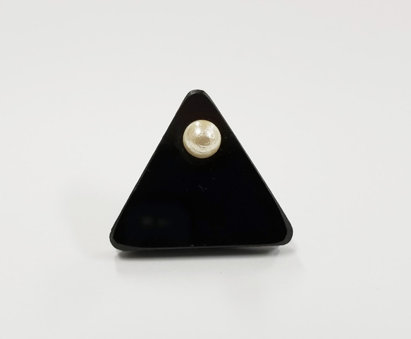 pearl　ブローチ　三角（黒） 1枚目の画像