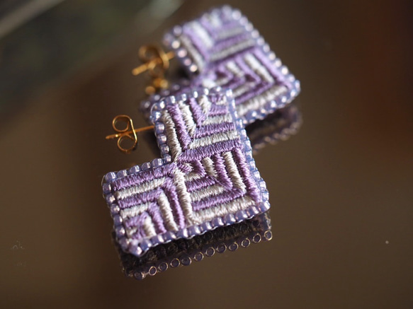 square stripe 刺繍ピアス サージカルステンレス（light purple &light gray） 2枚目の画像