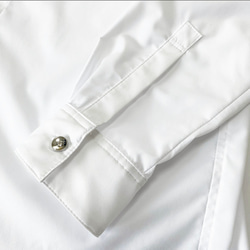 キラリと光る袖ボタンのレギュラーホワイトシャツ 7枚目の画像