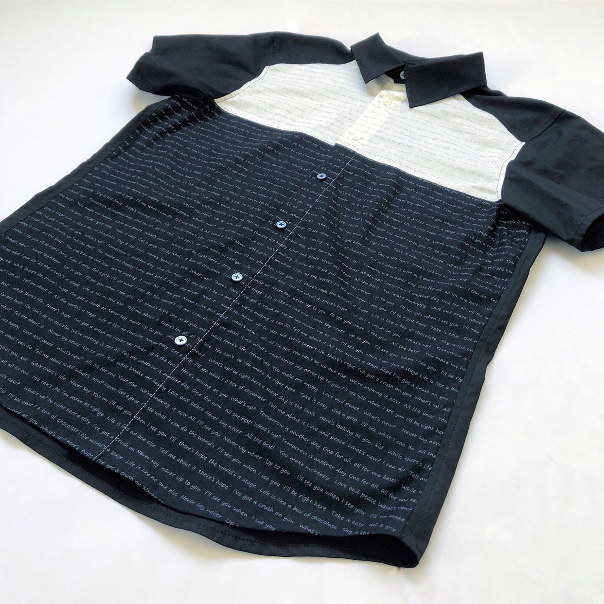 お洒落な英字プリントの切替半袖シャツ