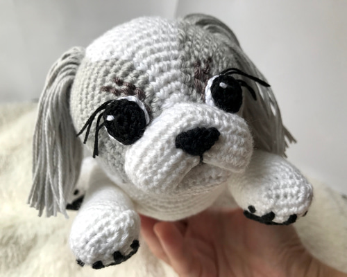 シーズ－あみぐるみ 2 in 1 シーズーの編みぐるみ犬パターン（PDF）。座っている子犬