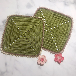 【受注制作】ビーズ刺繍が可愛い桜餅カラーのニットコースター 2枚組 プラス1000円で5枚組に変更可 1枚目の画像