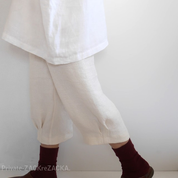 リネン100％ワッフル織り・動きやすいひざ下タック・ルームウエア・パジャマ・外出にずっと履けて快適・オフホワイト 1枚目の画像