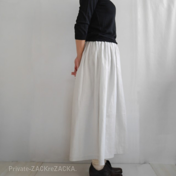 国産リネン100％・ファンタムグレーがやさしい雰囲気のミディ丈ギャザースカート 4枚目の画像