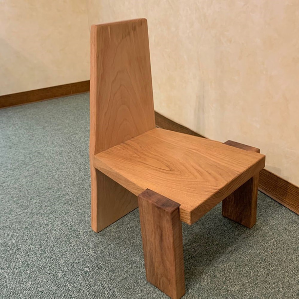 広葉樹の一枚板を使った森の木椅子（koisu) No.017 無垢椅子　子供椅子　飾り椅子　 3枚目の画像
