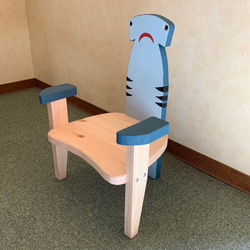 幼児チェア　シュモクザメA 木製子供椅子　キッズチェア　両ひじ掛け 1枚目の画像