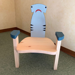 幼児チェア　シュモクザメA 木製子供椅子　キッズチェア　両ひじ掛け 2枚目の画像
