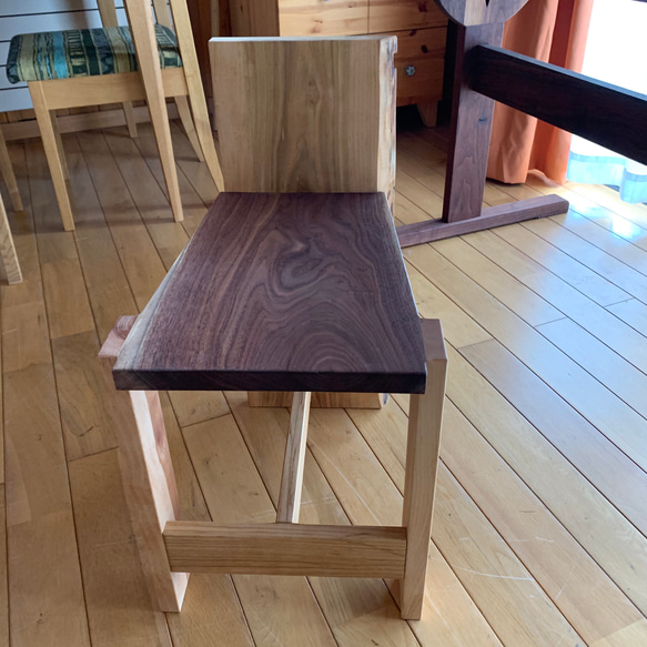 広葉樹の一枚板を使った森の木椅子(koisu)ダイニング D無垢椅子　 2枚目の画像
