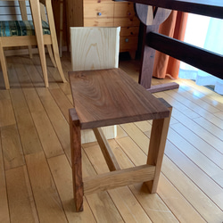 広葉樹の一枚板を使った森の木椅子(koisu)ダイニングA 無垢椅子　 2枚目の画像