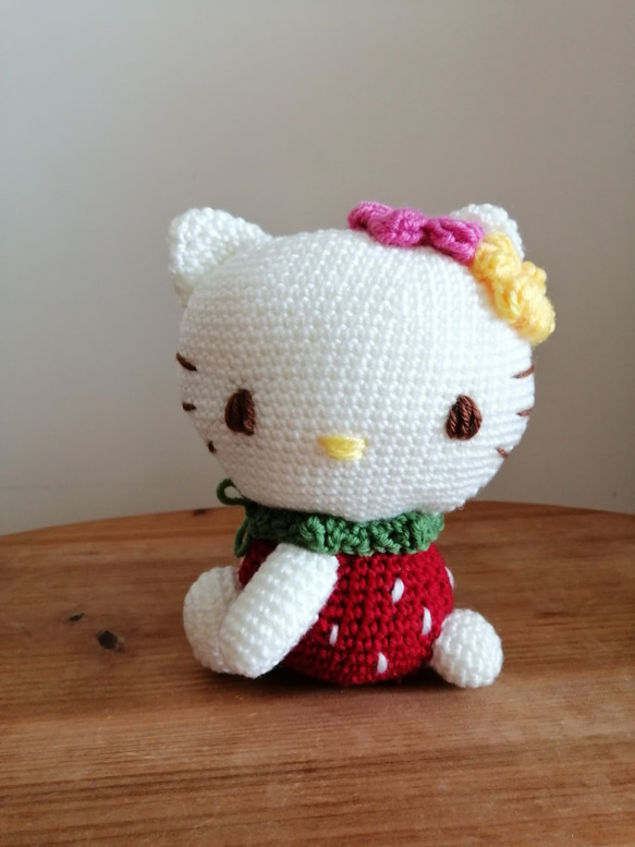 魅了されすぎた。死ぬほどの愛]手編みのウール人形人形-ストロベリー