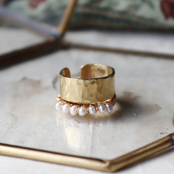 可堆疊耳骨夾，飾有小珍珠和黃銅耳環 第3張的照片