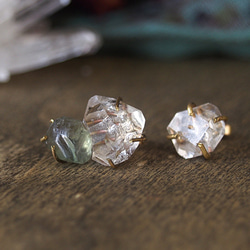 原石のダイヤモンドクォーツとブルージルコンのピアス 1枚目の画像