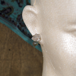 原石のダイヤモンドクォーツとブルージルコンのピアス 5枚目の画像