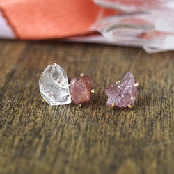 原石のピンクスピネルとダイヤモンドクォーツのピアス 1枚目の画像