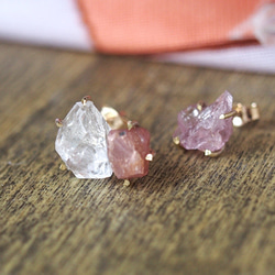 原石のピンクスピネルとダイヤモンドクォーツのピアス 2枚目の画像