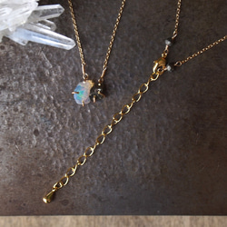 原石のオパールとパイライトのネックレス 4枚目の画像