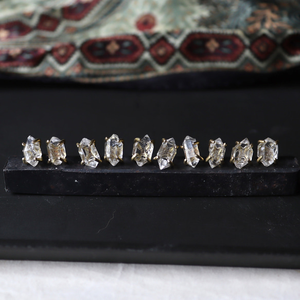 原石ダイヤモンドクォーツのピアス 3枚目の画像