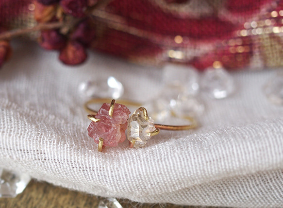原石のピンクスピネルとダイヤモンドクォーツのリング 1枚目の画像