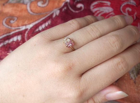 原石のピンクスピネルとダイヤモンドクォーツのリング 4枚目の画像