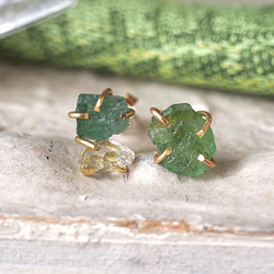 原石のグリーントルマリンとダイヤモンドクォーツのピアス 1枚目の画像