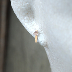 原石ダイヤモンドクォーツのプチピアス 5枚目の画像