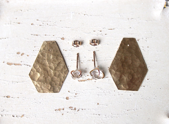 原石のハーキマーダイヤモンドと真鍮の六角ピアス 4枚目の画像