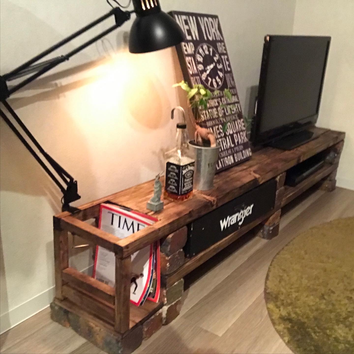 オーダーハンドメイド　マガジンラック付きブルックリン調テレビボード　高級ワックス高級ヴィンテージレンガ使用